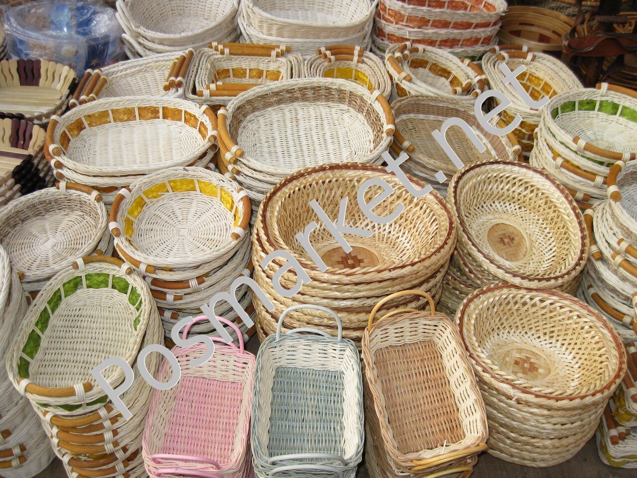 Купить ротанг для плетения в москве. Плетеные корзины для выкладки товара. Посуда из ротанга. Выкладка плетеных корзин в магазине. Утварь для кухни из ротанга.